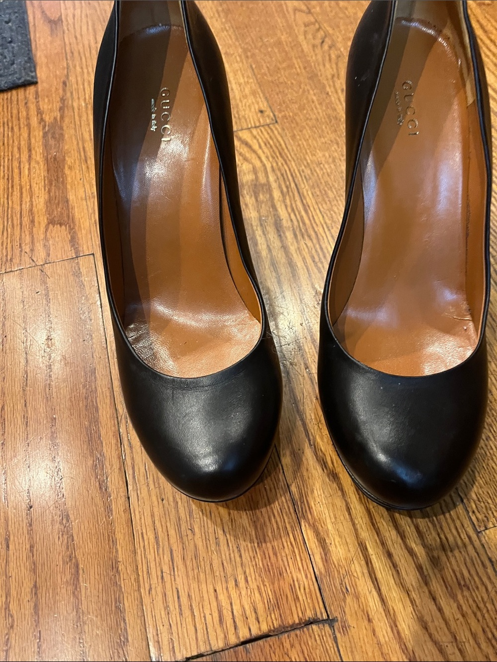 Gucci Black Leather Women's Round-Toe Pumps